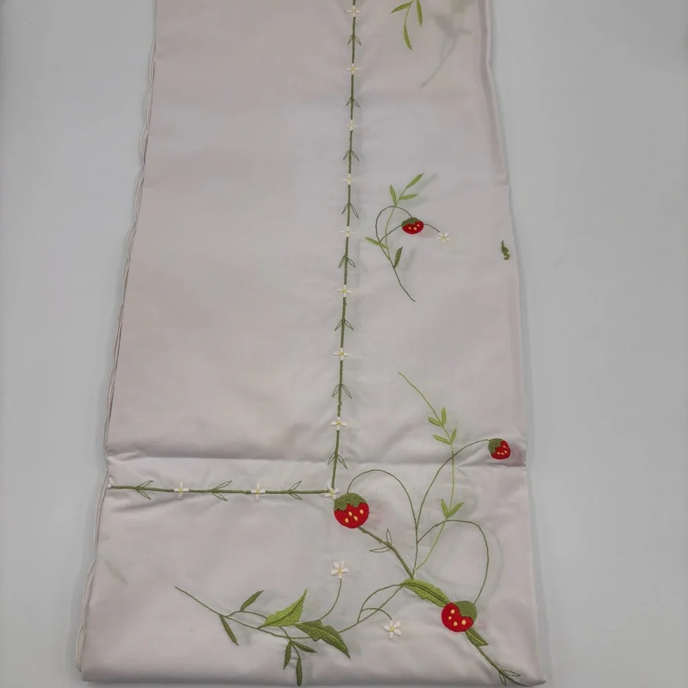 Vintage‎ Lorraine Home Tablecloth Napkins Embroidered Strawberry Set Unused